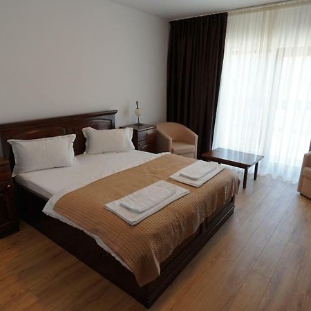 Hôtel Conacul Lacurilor à Băile Herculane Extérieur photo