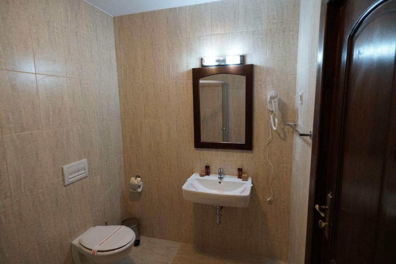 Hôtel Conacul Lacurilor à Băile Herculane Extérieur photo