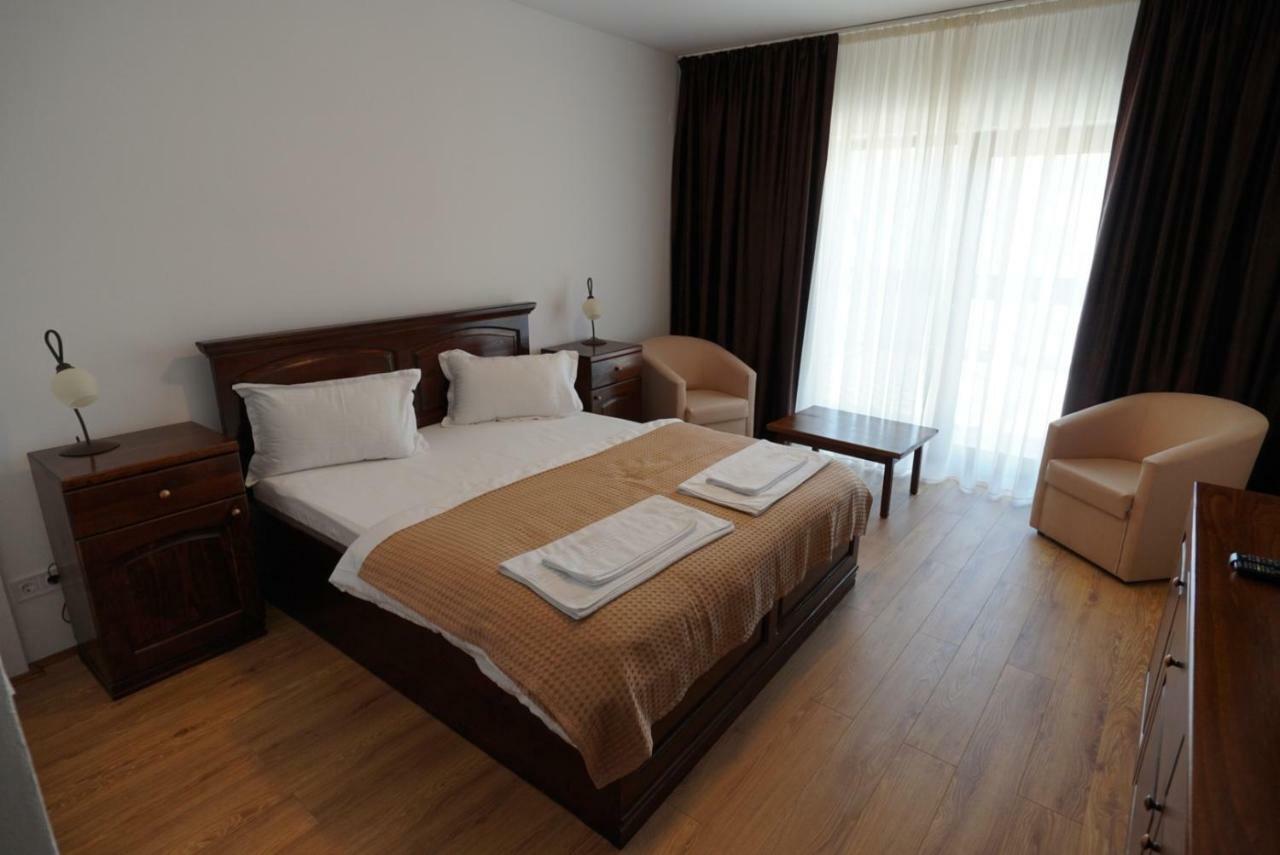 Hôtel Conacul Lacurilor à Băile Herculane Extérieur photo