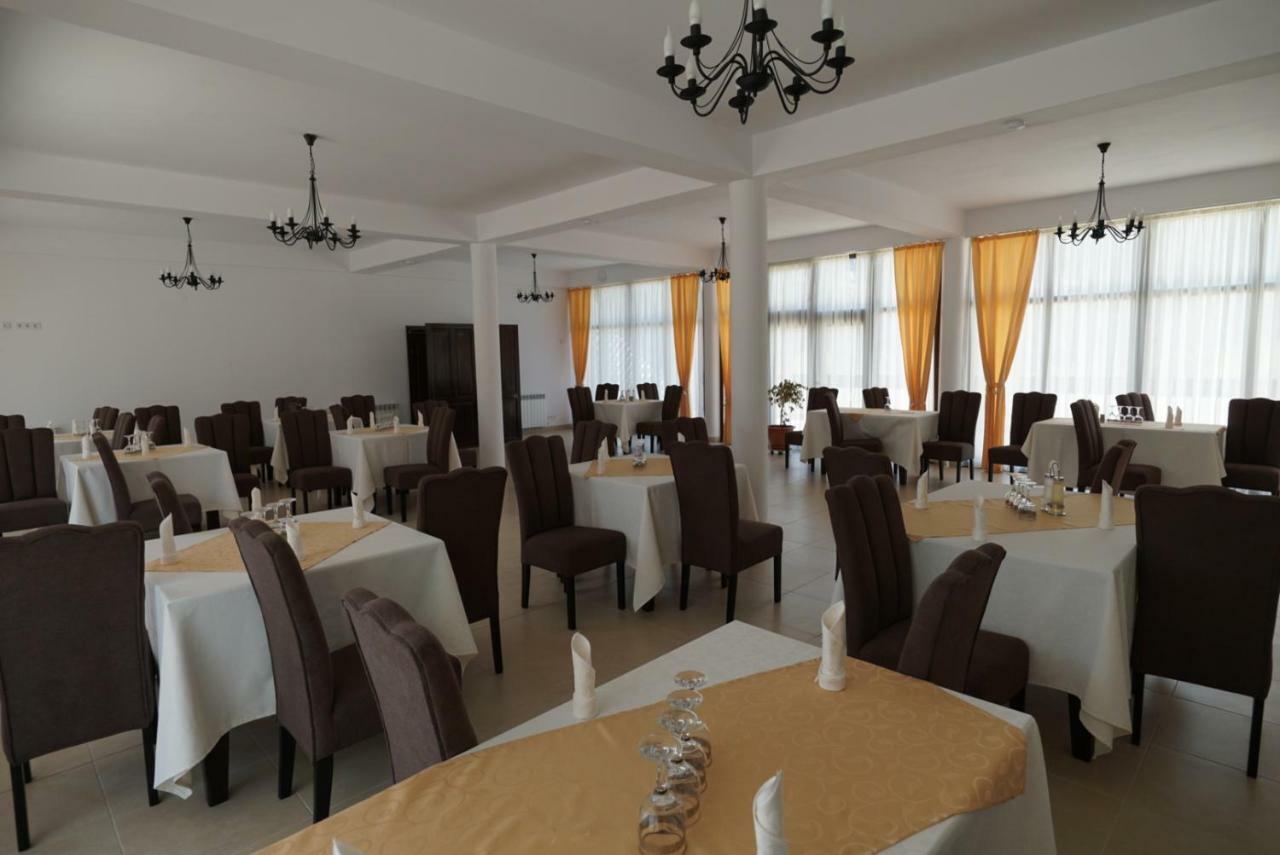 Hôtel Conacul Lacurilor à Băile Herculane Extérieur photo
