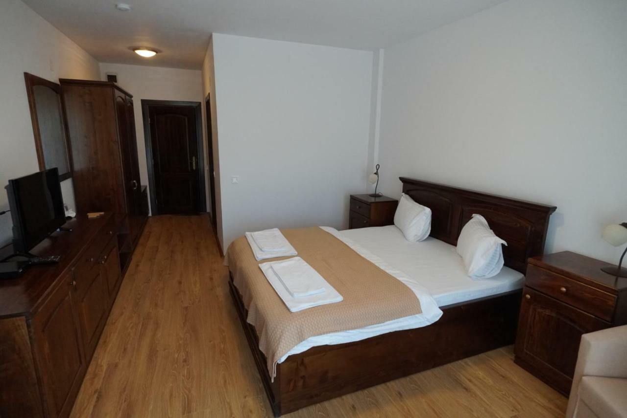 Hôtel Conacul Lacurilor à Băile Herculane Extérieur photo