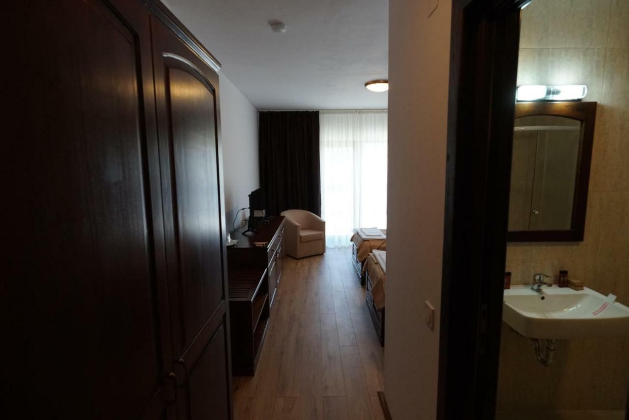 Hôtel Conacul Lacurilor à Băile Herculane Extérieur photo