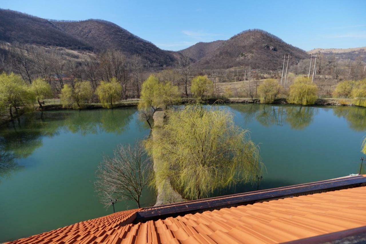 Hôtel Conacul Lacurilor à Băile Herculane Extérieur photo